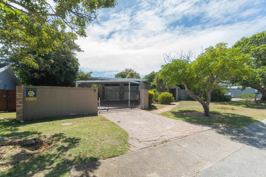 8 Bedroom Property for Sale in Summerstrand Eastern Cape